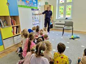 Policjanci rozmawiają z dziećmi