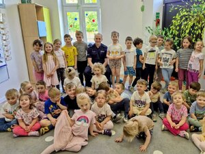 Policjanci rozmawiają z dziećmi
