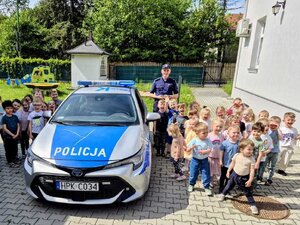 Policjanci rozmawiają z dziećmi