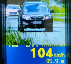 Laserowy miernik prędkości wyświetlający zmierzoną prędkość 104km/h.
