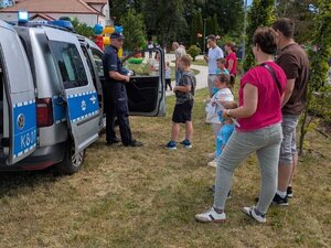 Policjant prowadzi działania profilaktyczne.