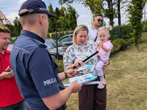Policjant prowadzi działania profilaktyczne.