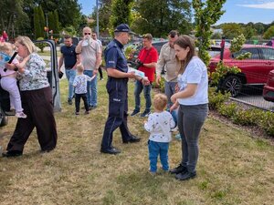 Policjant prowadzi działania profilaktyczne.