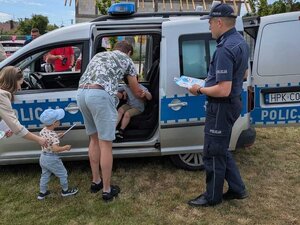 Policjant prowadzi działania profilaktyczne.