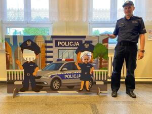 Policjant prowadzi działania profilaktyczne.