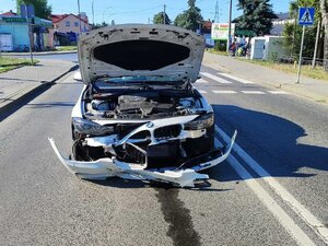 Pojazd marki BMW z uszkodzonym przodem