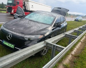 Stojący przy barierach ochronnych Mercedes