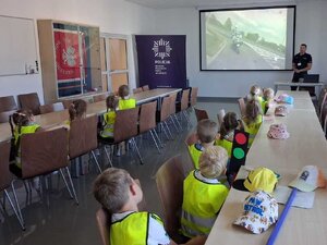 Dzieci oglądają film: „POLSKA POLICJA DZIŚ”