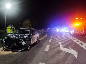 Pojazd marki Skoda z uszkodzonym przodem.