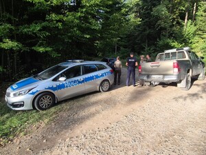 Policjant oraz funkcjonariusze Straży Leśnej