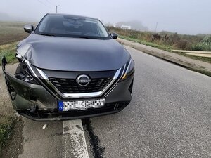 Pojazd marki Nissan z uszkodzonym przodem.