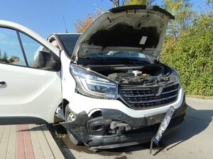 Pojazd marki Renault z uszkodzonym przodem.